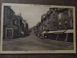 Cpa, La Normandie Pittoresque,Valognes Avant Les Ruines, Rue De Poterie, Animée, Enseignes, Manche 50, éd Le Goubey 2730 - Valognes