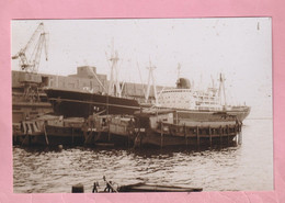 PHOTOGRAPHIE - MESSAGERIES MARITIMES - CARGO MIXTE  " VIENNE " A QUAI - KOBE ( JAPON ) 1967 - Boten