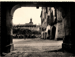 Uzès * Ancienne Place Aux Herbes Et Les Arcades - Uzès