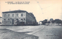 42 - ROANNE : La Bourse Du Travail Et La Place Du Palais De Justice ( Pub Murale LION NOIR ) CPA - Loire - Roanne