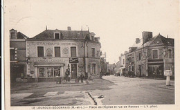 LE LOUROUX-BECONNAIS. - Place De L'Eglise Et Rue De Rennes. Borne Michelin - Le Louroux Beconnais