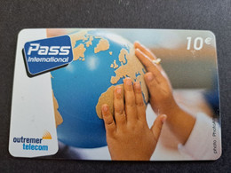 ST MARTIN  OUTREMER TELECOM /PASS INTERNATIONAL  10 €  / 2 HANDS ON EARTH SPHERE/GLOBE  (5000X)       ** 10510 ** - Antilles (Françaises)