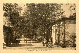 Valréas * Avenue Du Maréchal Foch * Café * Villageois - Valreas