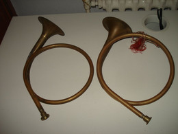 O3 / Lot De 2 Petits Cors De Chasse En Cuivre . Vènerie . Diamètre 20 Cm - Instruments De Musique