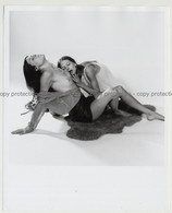 2 Elegant 70s Semi Nudes On Sheep Fur / Breast - Lesbian INT (Vintage Photo Master 60s/70s) - Non Classés