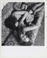 2 Gorgeous Semi Nudes Cuddle Up On Couch / Butt - Lesbian INT (Vintage Photo Master 60s/70s) - Unclassified