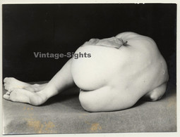 Nude Study Of Female Curled Up On Floor (Vintage Photo Germany ~ 1960s) - Sin Clasificación