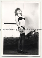 Petite Woman With 60s Haircut / Lingerie - Bra - Interior (Vintage Photo B/W GDR  ~1960s) - Sin Clasificación