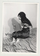 Pretty Woman In Tight Bondage On Floor (Vintage Photo 1964) - Sin Clasificación