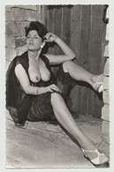 Proud Mature Pinup Sitting In Doorway / Boobs Out (Vintage Real Photo B/W ~1950s) - Sin Clasificación