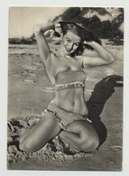 Stunning Beach Girl Kneels In Sand / Bikini (Vintage Pin-Up PC 1950s) - Sin Clasificación