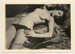 Topless Beauty Poses On Beach Rocks / Panties (Vintage Photo ~1950s) - Non Classificati