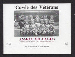Etiquette De Vin Anjou Villages - Cuvée Des Vétérans Non Localisée (49) - Thème Foot - Soccer