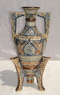 Vase De Manises Avec Son Trépied En Bon état - Hauteur Total 34 Cm - Diamètre 13 Cm - Poids 1213 Grs . - Manises (ESP)