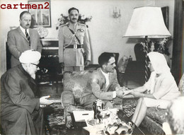 JORDANIE JORDAN LE ROI HUSSEIN ET SA JEUNE FEMME PENDANT LA CEREMONIE RELIGIEUSE ISLAMIQUE KING 1961 - Jordanien