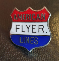 Insigne De Veste émail Type Pin's Années 80 De Fabricant De Train Jouet électrique "American Flyer Lines" - Andere & Zonder Classificatie