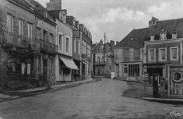 VILLAINES-la-JUHEL - Place Des Halles Et Rue D'Alençon - Café - Boucherie -  Carte Années 40/50 - Villaines La Juhel