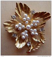 BROC-477 Broche Méral Doré Représentant Une Fleur Griffée De 5 Brillants,à Décor De Perles Au Centre - Autres & Non Classés