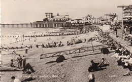 A18276 - PIER AND BEACH BOGNOR REGIS VALENTINE'S POST CARD USED 1960 STAMP QUEEN ELIZABETH OF ENGLAND STAMP - Bognor Regis