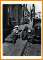 ROBERT DOISNEAU - Bolide Paris 1956 - Garçon Dans Bolide - Vieille Voiture - Vieux Camion - Edit. Du DESASTRE - Doisneau