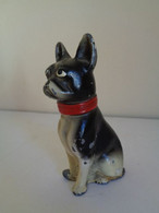Escultura De Un Perro Boston Terrier Sentado Y Con Un Collar Rojo. Metal Pintado. Estilo Viena. - Metaal