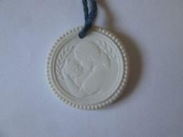 GDR/DDR Porcelain Communist Medal World Congress Of The Mother-July 1955,diameter=31 Mm - Duitse Democratische Republiek