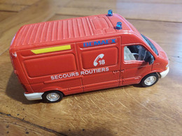 VEHICULE DE POMPIER RENAULT MASTER  SECOURS ROUTIER  SOLIDO 1/50e V2 - Solido