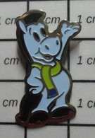 910e Pin's Pins / Beau Et Rare / ANIMAUX / CHEVAL BLEU AVEC UNE ECHARPE VERTE - Animaux