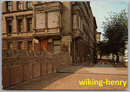 Berlin - Bernauer Straße 2   Berliner Mauer Mit Absperrung Des Gehweges Und Blumen Niederlegung - Mur De Berlin