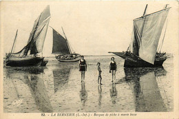 La Bernerie En Retz * Les Barques De Pêche à Marée Basse * Baigneurs - La Bernerie-en-Retz