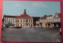 59 - ANICHE - CPSM EC 202.18 - LA GRAND PLACE (avec L'hotel De Ville) - (thème Mairie) - éd CIM - Citroen - Aniche