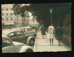 Orig. Foto 1961 Ortspartie Spittal An Der Drau, Hotel Salzburg, Geschäfte, Auto Oldtimer, VW Käfer - Spittal An Der Drau