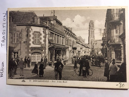 CPA 29 FINISTERE DOUARNENEZ RUE JEAN BART, Animée Commerces Enseignes, Cycliste, Voitures,éd CAP - Douarnenez