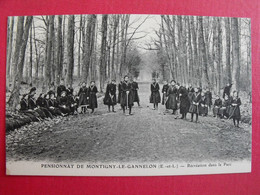 Carte Postale. Eure Et Loir 28. Pensionnat De Montigny-le-Gannelon. Récréation Dans Le Parc - Montigny-le-Gannelon