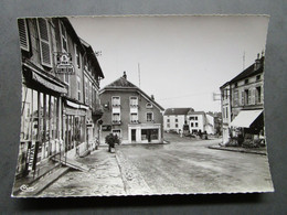 CP 70 Haute Saône VAUVILLERS - Les Commerces De La Grande Rue Librairie Papeterie Film Lumière Lumichrome 1950 - Vauvillers