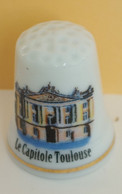 Dé à Coudre De Collection En Porcelaine - LE CAPITOLE DE TOULOUSE - Fingerhüte
