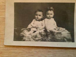 Carte Photo Bebes, Des Jumeaux ?  Assis   En Pose Sur De La Fourrure - Non Classés