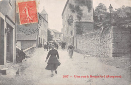 12-ROQUEFORT-UNE RUE A ROQUEFORT - Roquefort