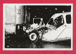 BELLE REPRODUCTION D'APRES UNE PHOTO ORIGINALE - ACCIDENT CAMION SAVIEM CONTRE RENAULT 4L - R4 R4 - Auto's