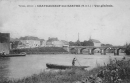 CHATEAUNEUF-sur-SARTHE - Vue Générale - Barque Avec Homme Debout - Pont - Péniche Avec Voile - Chateauneuf Sur Sarthe