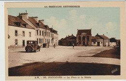 Pluvigner (56 - Morbihan) Un Coin De La Place Et La Mairie - Pluvigner