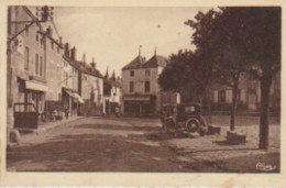 Cpsm 9x14 (21) IS-sur-TILLE. Place Wilson. Café De La Place Et Café Du Commerce (Auto 30/40) - Is Sur Tille