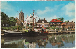 Terschelling - Haven - (Wadden, Nederland/Holland) - Vissersschip HD174, Vuurtoren, Hotel, Auto's - 1965 - Terschelling