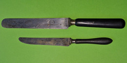 Lot 2 Anciens COUTEAUX - Manche Bois Ou Corne ? - "laissés Dans Leur Jus" - Initiales Familiale MF - Vers 1900 - Knives