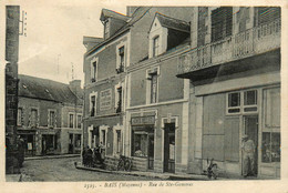 Bais * Rue De Ste Gemmes * Café MELOT * Hôtel Du Lion D'Or * Villageois - Bais