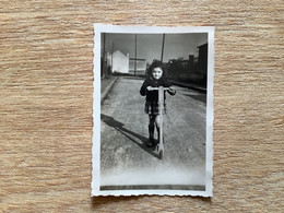 Photo 9/6 Petite Fille En Trottinette - Non Classés