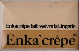 PLAQUE En TOLE 14 X 9 CM . " ENKA' CREPE " . ANCIENNE .  Fait Revivre La LINGERIE . - Vestiario