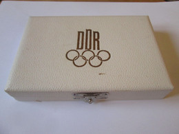 Set Of 2 Unicirculated GDR/DDR Medals 1973/1984 Commemorating The Olympic Games In The Original Box - Duitse Democratische Republiek