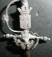 Rare Coupe-papier Ouvre-lettres En Métal, Forme D'épée Avec Blason Héraldique, écusson, Tours Fleurs De Lys - Letter-opener