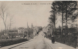 CPA  Plouaret (22)  L'arrivée Vers Le Bourg, Des Piétons, Pas Une Seule Voiture !!  Ed Sorel - Plouaret